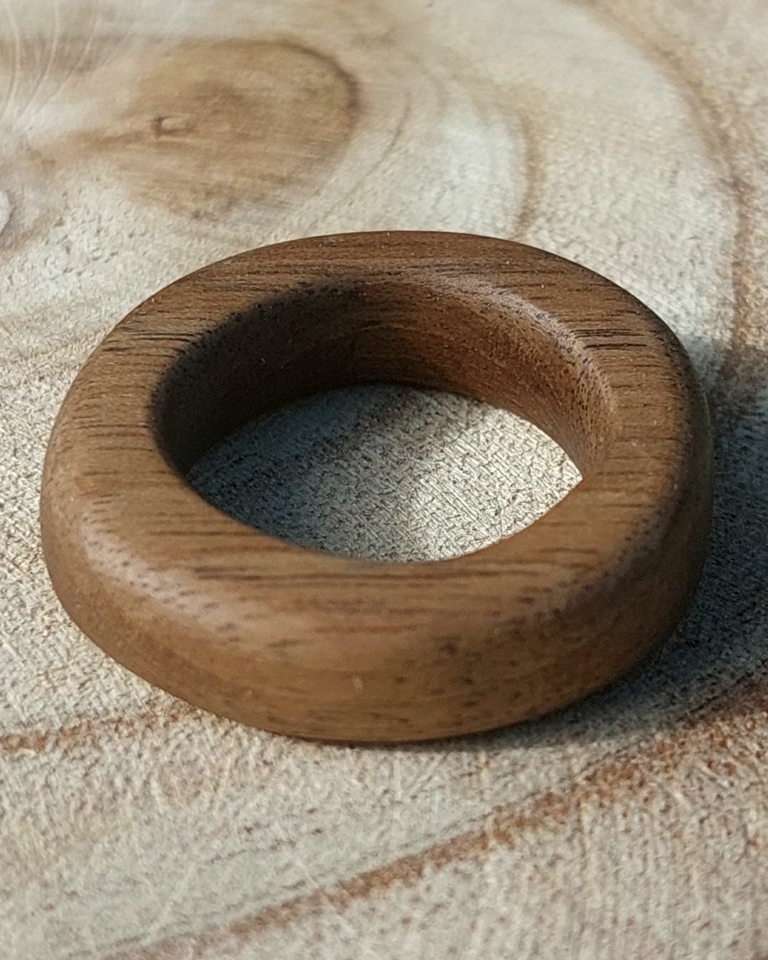 Pendentif en bois sculpté